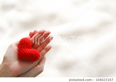 手拿著一顆心 108023167
