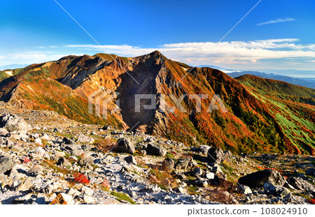 Mt. Asahidake dyed with autumn leaves in Nasu Town, Tochigi Prefecture 108024910