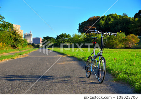 Scenery with bicycles, Yatagawa riverbed, Nagoya City, Aichi Prefecture 108025700