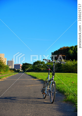 愛知縣名古屋市八田川河床的自行車風景 108025717