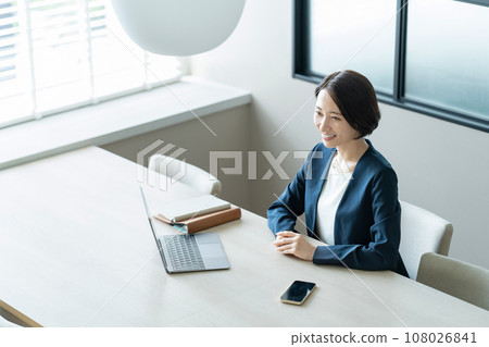 Smiling business woman 108026841