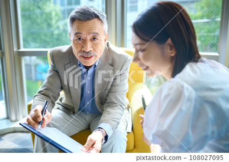 Senior executives having a meeting 108027095