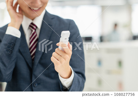 年輕商人在辦公室檢查酒精 年輕商人在辦公室檢查酒精 108027756