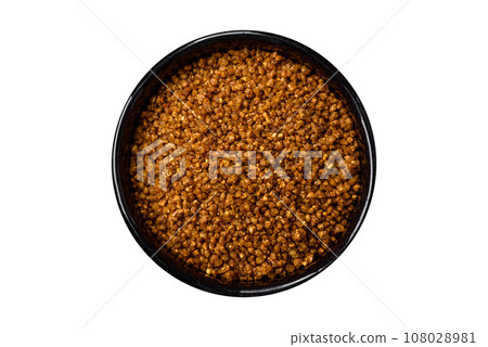 Crystals of brown Svan salt with spices in a black bowl 108028981