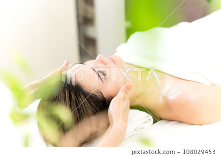 Lymphatic face massage for reducing puffiness by professional massage therapist in beauty clinic 108029453