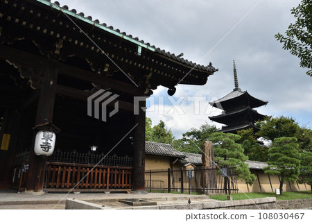 South Gate and Five-storied Pagoda Toji Temple (Kyoo Gokokuji Temple) 108030467