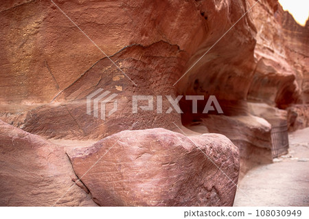 Kayon Sik. A close-up view of the winding road and undulating canyon walls. Petra Jordan 108030949