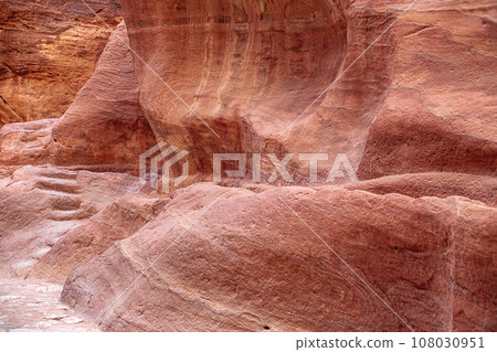 Kayon Sik. A close-up view of the winding road and undulating canyon walls. Petra Jordan 108030951