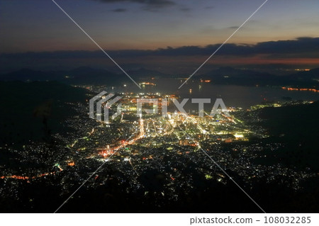 [Hiroshima Prefecture] Night view of Kure city seen from Haigamine Observatory (one of the three major night views in Chugoku and Shikoku) 108032285