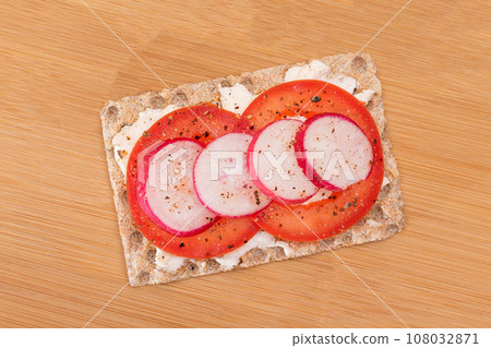 Whole Grain Crispbread with Tomato, Cream Cheese and Radish 108032871