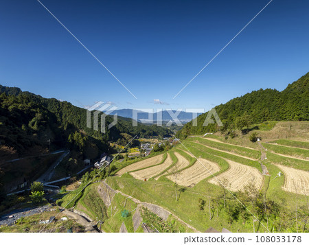 從山上眺望村上飛鳥的梯田 108033178