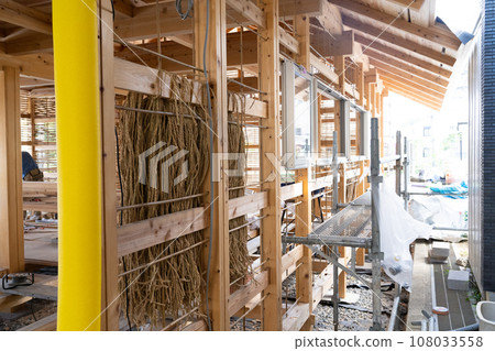 木屋工地抹灰作業時用於土牆基礎的繩索 108033558