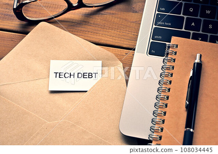 桌上有一張寫著「TECH DEBT」的卡片 108034445