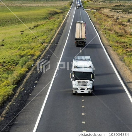高速公路上行駛的卡車 AI 生成 108034884