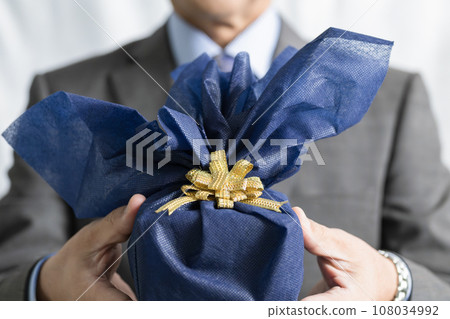 Businessman handing gifts 108034992