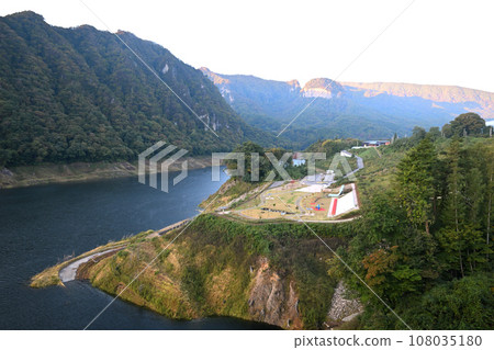 秋葉季節,從 Yamba Furusatokan 附近的不動大橋看到的景色 秋葉季節,從 Yamba Furusatokan 附近的不動大橋看到的景色 108035180