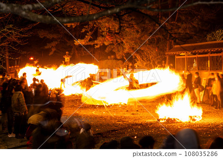 A fire-furi ritual scene in which parishioners celebrate by lighting torches made from grass and waving them around (a nationally designated agricultural ritual) (Aso Shrine) Aso City 108035286