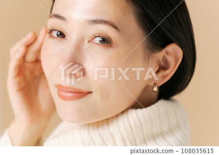 Autumn/winter beauty photos of middle-aged women Autumn/winter beauty photos of middle-aged women 108035615