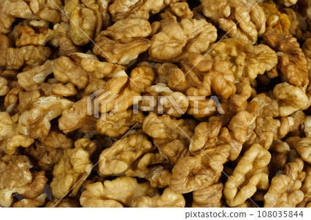 Peeled English walnut kernels. 108035844