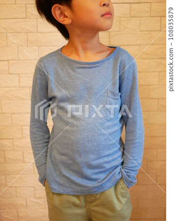 雙手插口袋的男孩,看起來很酷 雙手插口袋的男孩,看起來很酷 108035879