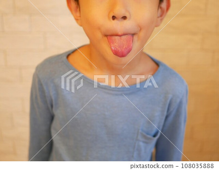 一個男孩伸出舌頭 一個男孩伸出舌頭 108035888