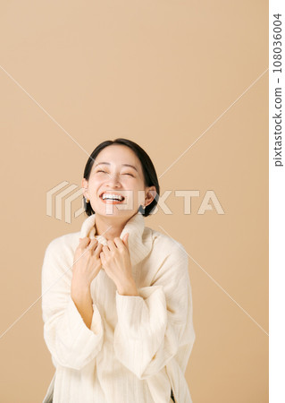 Autumn/winter middle-aged woman portrait Autumn/winter middle-aged woman portrait 108036004