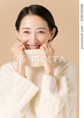 Autumn/winter middle-aged woman portrait Autumn/winter middle-aged woman portrait 108036006