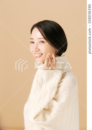 Autumn/winter beauty photos of middle-aged women 108036390