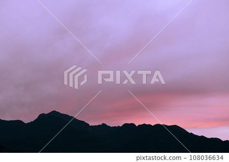 Hakushu Town, Hokuto City, Southern Alps Kaikomagatake, silhouette of mountains and sunset Hakushu Town, Hokuto City, Southern Alps Kaikomagatake, silhouette of mountains and sunset 108036634
