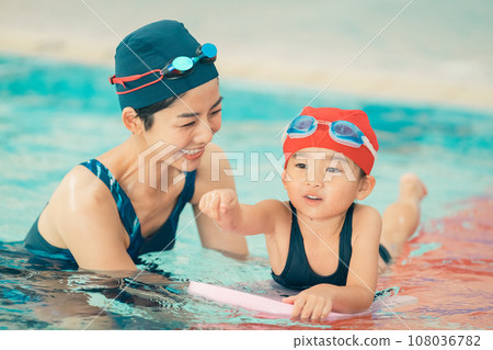 Swimming coach and 4 year old child 108036782