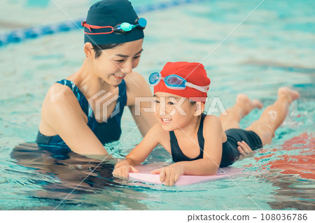 Swimming coach and 4 year old child 108036786