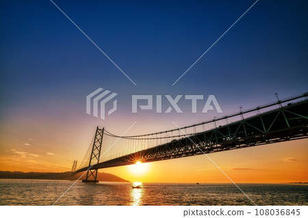 Akashi Kaikyo Bridge illuminated by the setting sun 108036845