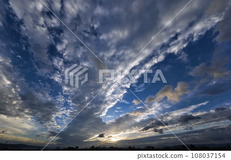 清新的深秋早晨的天空，各種雲呈放射狀展開 / 超廣角 / 天基 / 231005am 108037154