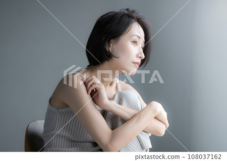 一位女士微笑著看著窗戶的特寫輪廓 — 非常適合美麗和積極的形象 一位女士微笑著看著窗戶的特寫輪廓 — 非常適合美麗和積極的形象 108037162
