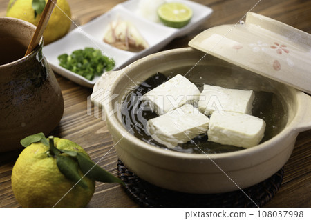 砂鍋家常菜 - 簡單的煮豆腐 日本菜就是用豆腐(日本火鍋)搭配柚子。 砂鍋家常菜 - 簡單的煮豆腐 日本菜就是用豆腐(日本火鍋)搭配柚子。 108037998