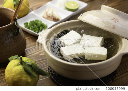 砂鍋家常菜 - 簡單的煮豆腐 日本菜就是用豆腐(日本火鍋)搭配柚子。 砂鍋家常菜 - 簡單的煮豆腐 日本菜就是用豆腐(日本火鍋)搭配柚子。 108037999