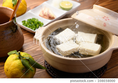 砂鍋家常菜 - 簡單的煮豆腐 日本菜就是用豆腐（日本火鍋）搭配柚子。 108038000