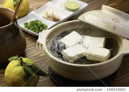 砂鍋家常菜 - 簡單的煮豆腐 日本菜就是用豆腐(日本火鍋)搭配柚子。 砂鍋家常菜 - 簡單的煮豆腐 日本菜就是用豆腐(日本火鍋)搭配柚子。 108038002