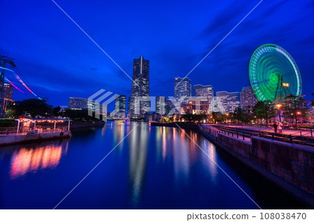 Night view of Minato Mirai on a summer night 108038470