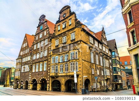 Traditional German houses on Market Square in Bremen, Germany 108039013