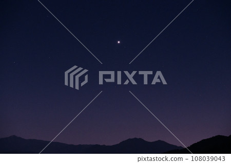 北斗市白州町的清晨天空升起晨星 北斗市白州町的清晨天空升起晨星 108039043