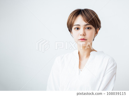 一個穿白襯衫的女人 108039115