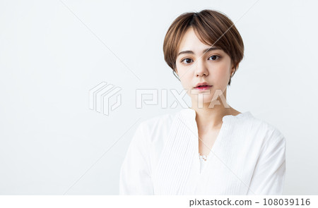 A woman with a white shirt 108039116