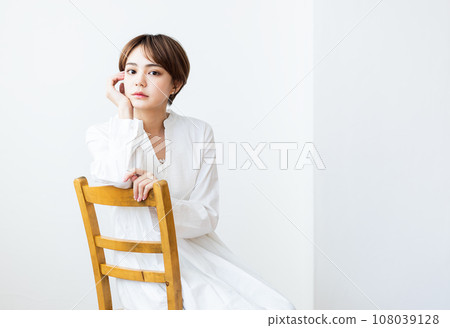 坐在椅子上的女人 108039128