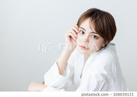 一個穿白襯衫的女人 108039131