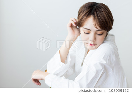 A woman with a white shirt 108039132