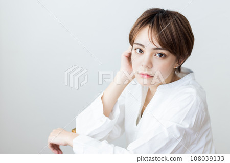 凝視著一個年輕女子 108039133