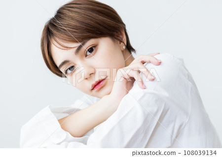 凝視著一個年輕女子 108039134