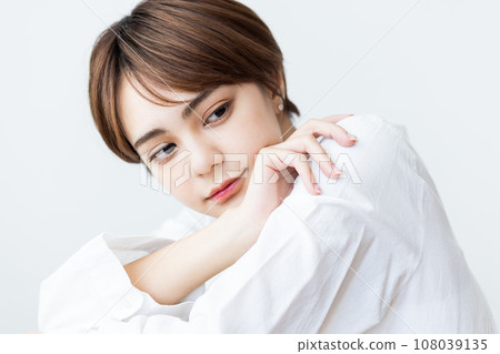 一位年輕的女士，臉頰貼 108039135