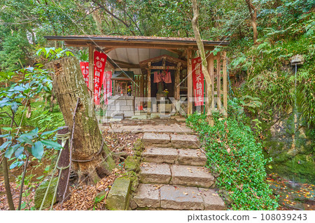 Inari Daimyojin and Fudo Falls at Todoroki Valley in Setagaya Ward, Tokyo in autumn 108039243
